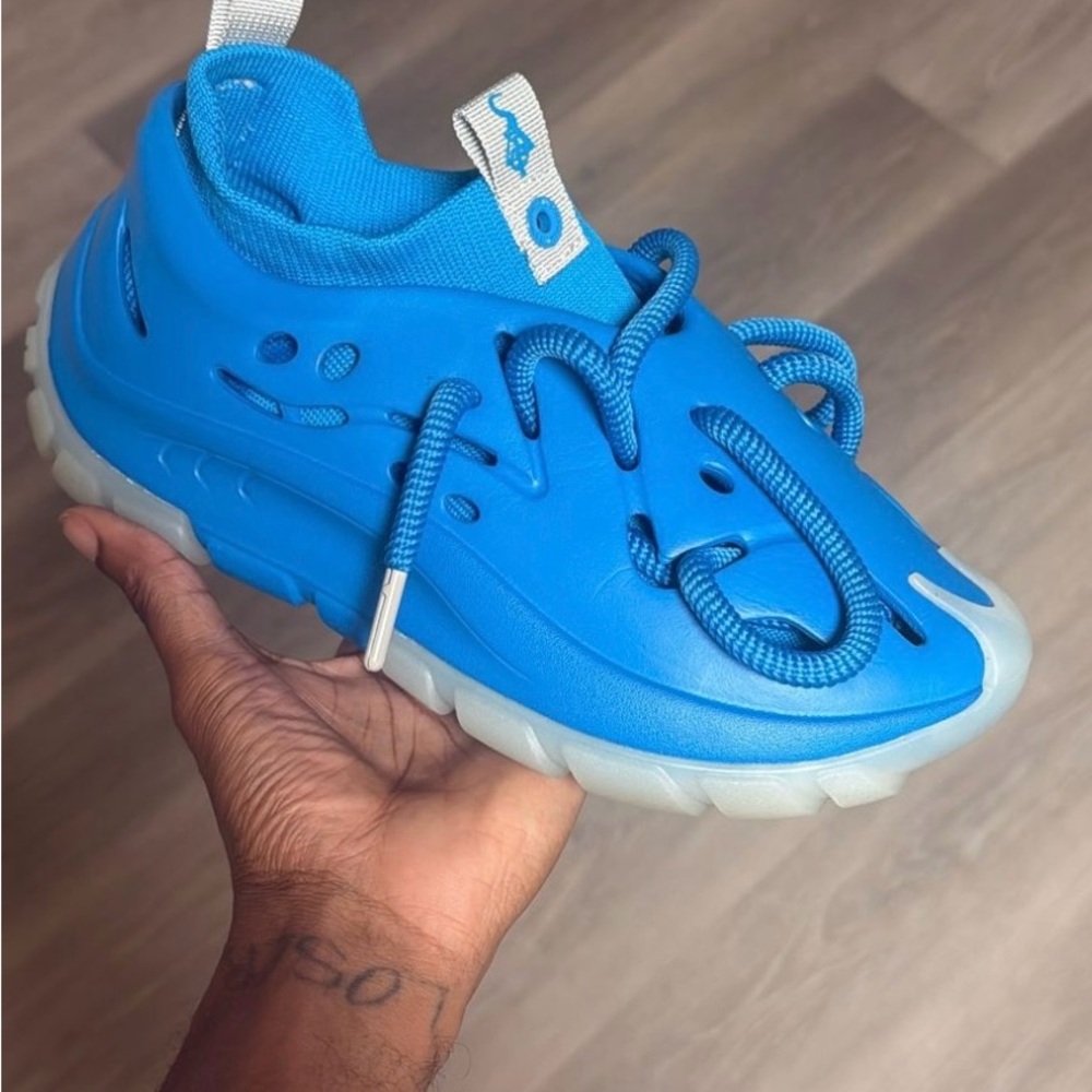 Sia collective: victims Men's Blue Water Shoes